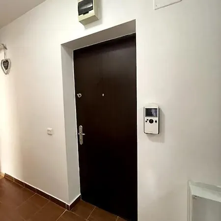 Апартаменти Green North Apt - Close To The Airport And Therme